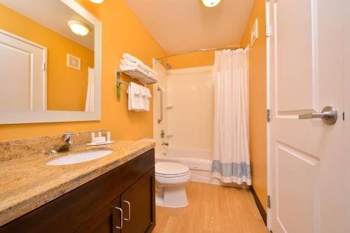 TownePlace Suites by Marriott Las Vegas Henderson — Bathroom