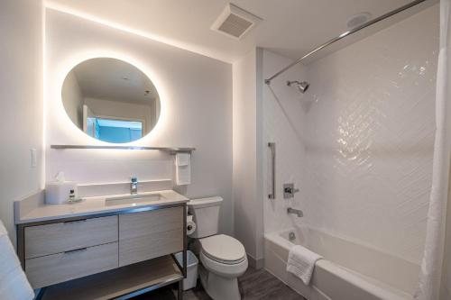 TownePlace Suites by Marriott Las Vegas Stadium District — Bathroom