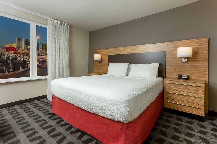 TownePlace Suites by Marriott Las Vegas Stadium District — Guest room
