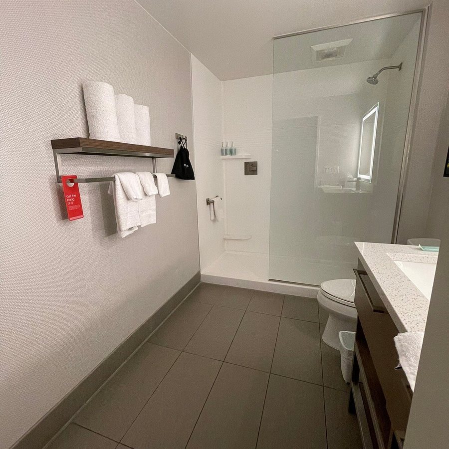TownePlace Suites by Marriott Los Angeles LAX Manhattan Beach — Bathroom
