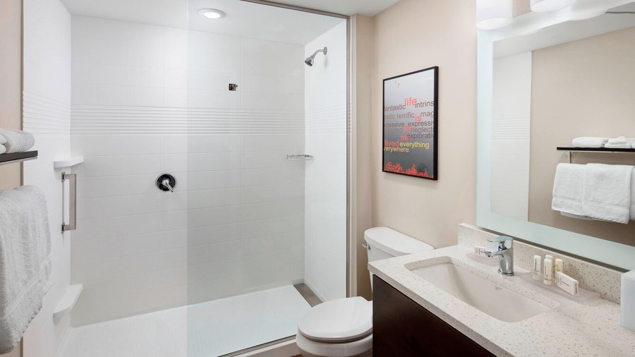 TownePlace Suites by Marriott Louisville Downtown — Bathroom