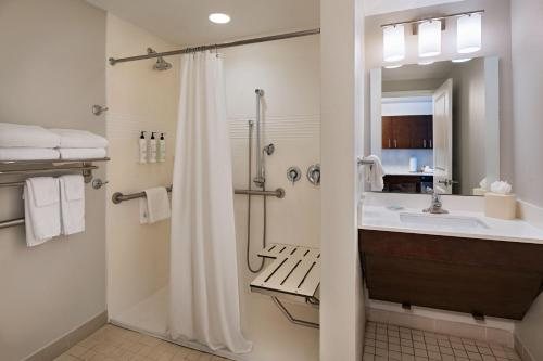 TownePlace Suites by Marriott Macon Mercer University — Bathroom