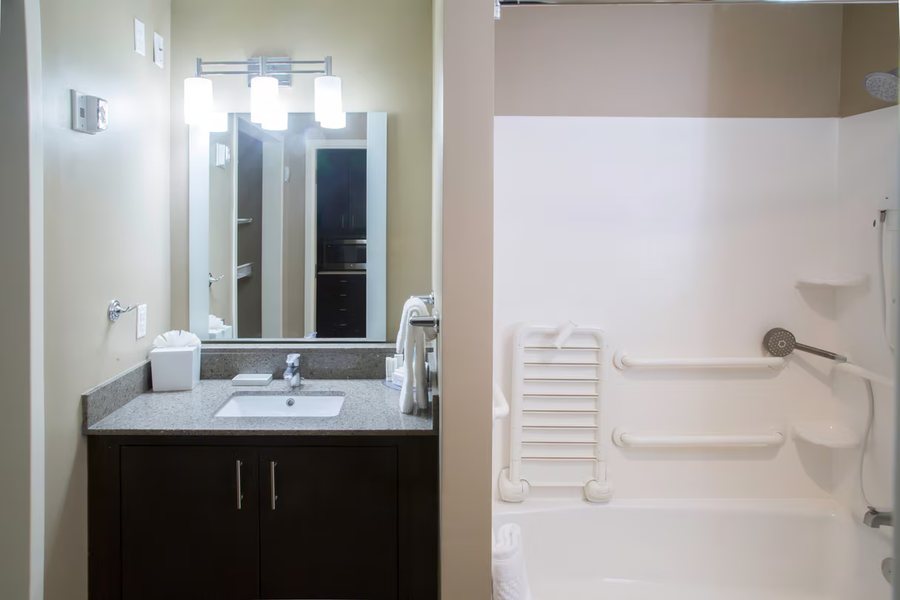 TownePlace Suites by Marriott Milwaukee Oak Creek — Bathroom