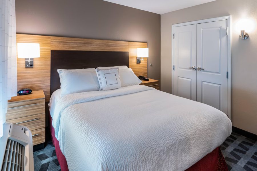 TownePlace Suites by Marriott Milwaukee Oak Creek — Guest room