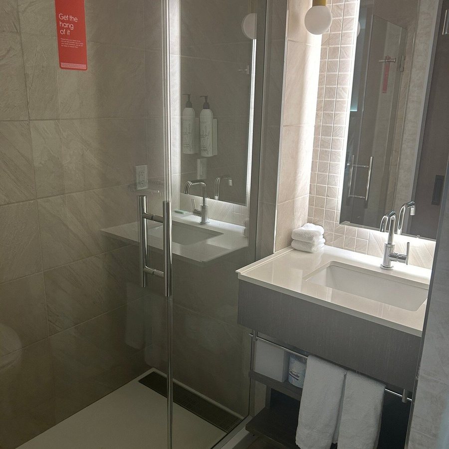 TownePlace Suites by Marriott New York Manhattan Chelsea New York City New York — Bathroom