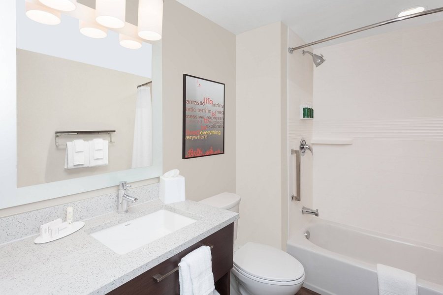 TownePlace Suites by Marriott Pensacola — Bathroom