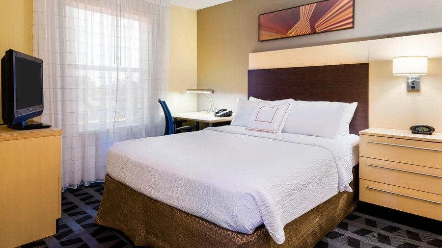 TownePlace Suites by Marriott Pensacola — Guest room