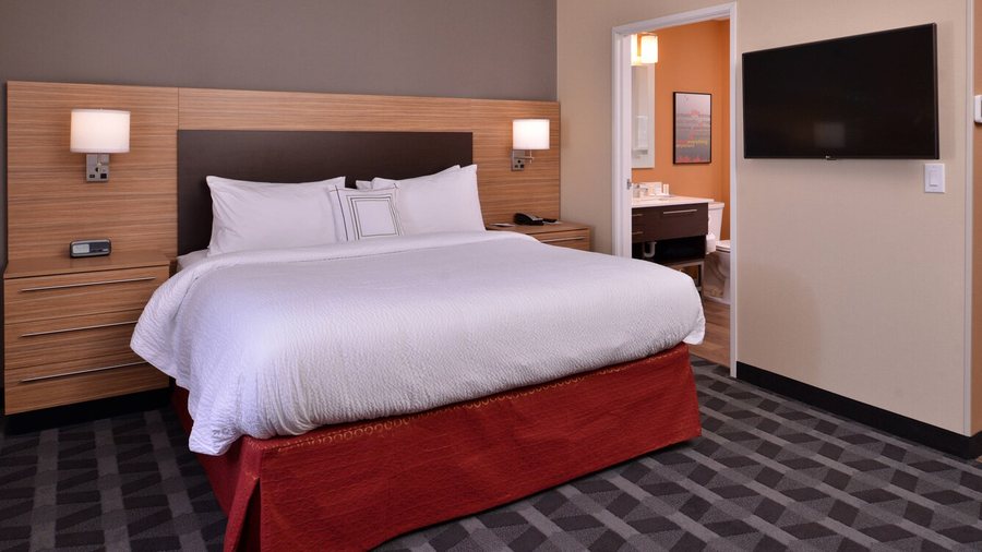 TownePlace Suites by Marriott St Louis Chesterfie — Guest room
