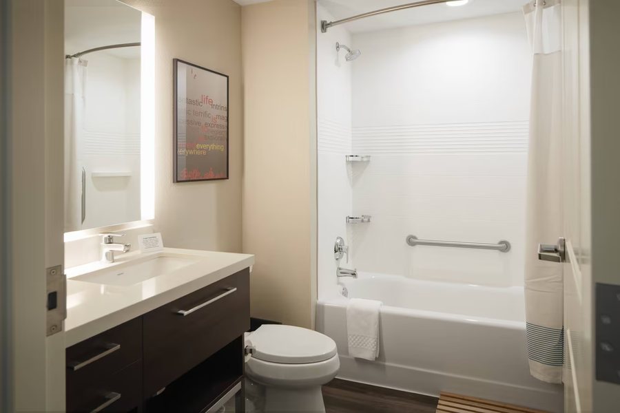 TownePlace Suites by Marriott Tampa Casino Area — Bathroom