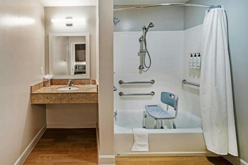 TownePlace Suites by Marriott Tulsa Broken Arrow — Bathroom