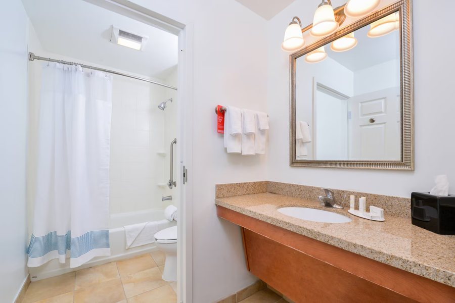 TownePlace Suites by Marriott Ventura Oxnard — Bathroom