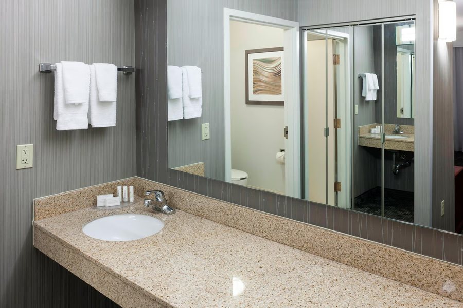 TownePlace Suites by Marriott Wichita East — Bathroom