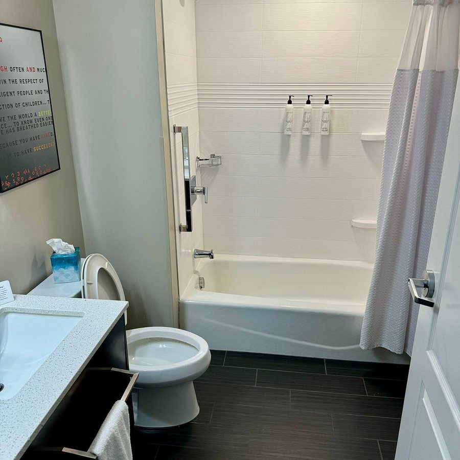 TownePlace Suites Detroit Auburn Hills — Bathroom