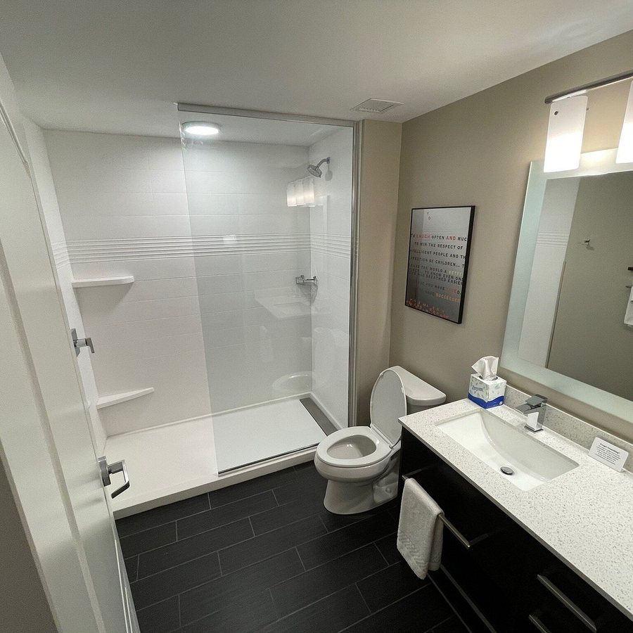 TownePlace Suites Detroit Warren — Bathroom