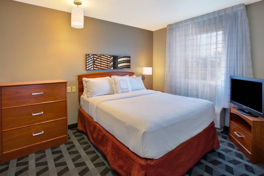 TownePlace Suites Detroit Warren — Guest room