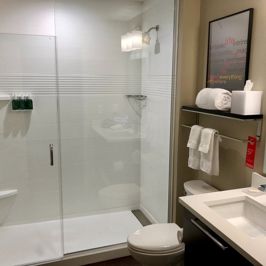 TownePlace Suites Fresno Clovis — Bathroom