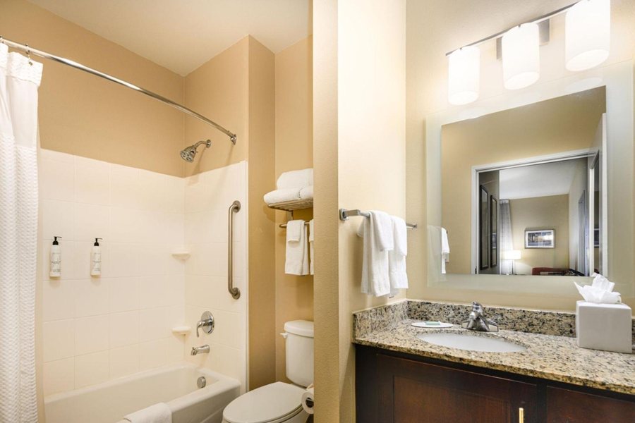 TownePlace Suites Houston Energy Corridor Katy Freeway — Bathroom