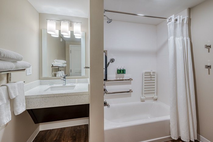 TownePlace Suites Indianapolis Airport — Bathroom