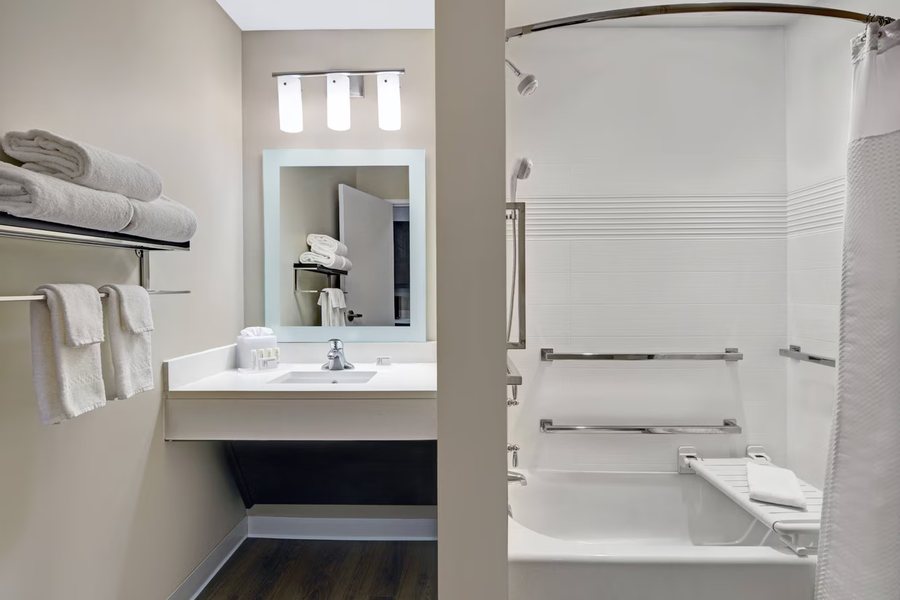 Towneplace Suites Indianapolis Keystone — Bathroom