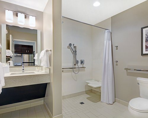 TownePlace Suites Jackson Airport Flowood — Bathroom