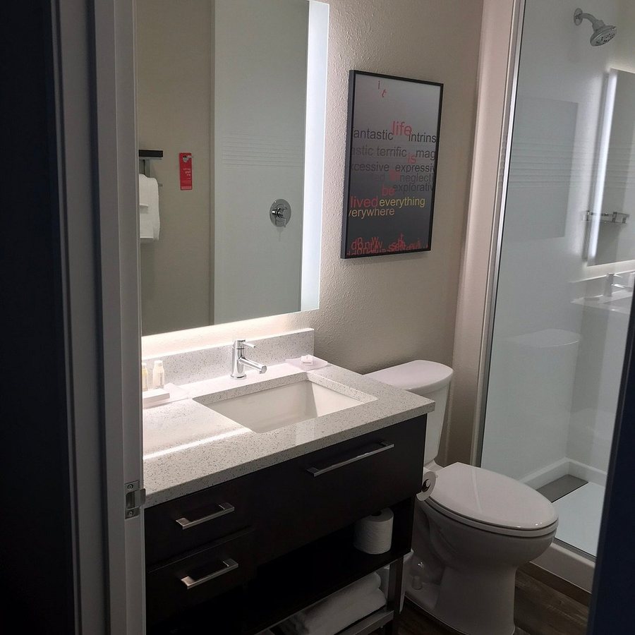 TownePlace Suites Kansas City at Briarcliff — Bathroom