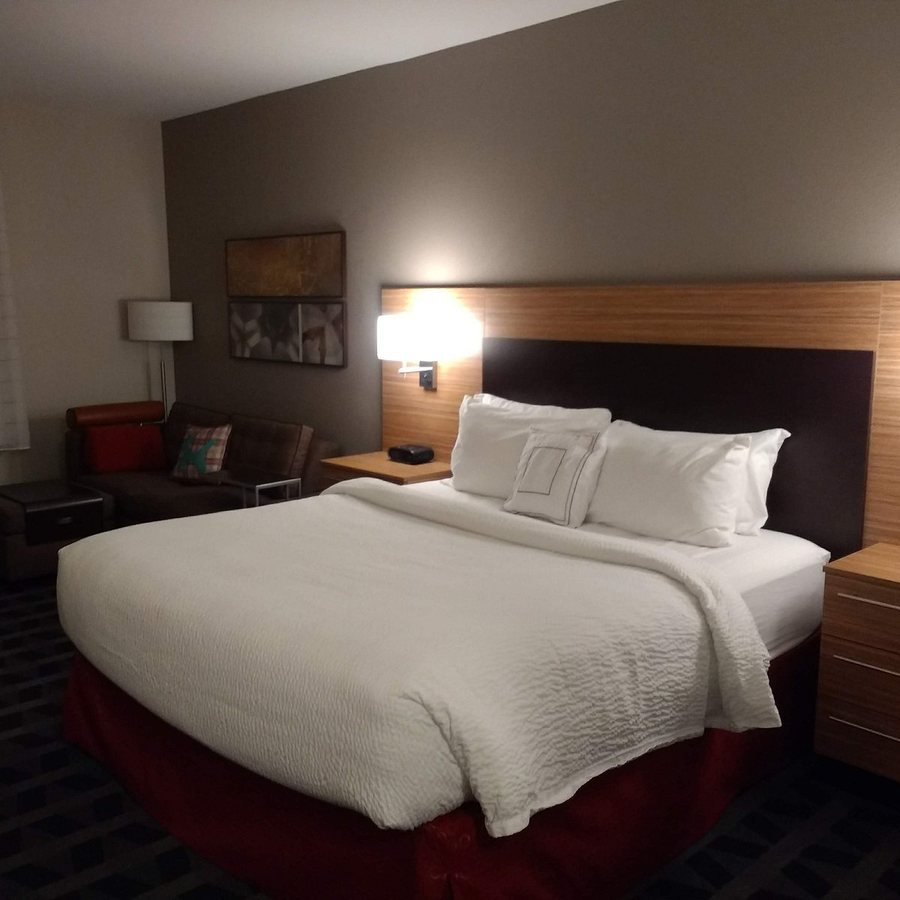 TownePlace Suites Kansas City at Briarcliff — Guest room