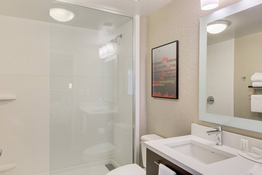 TownePlace Suites Kansas City Liberty — Bathroom