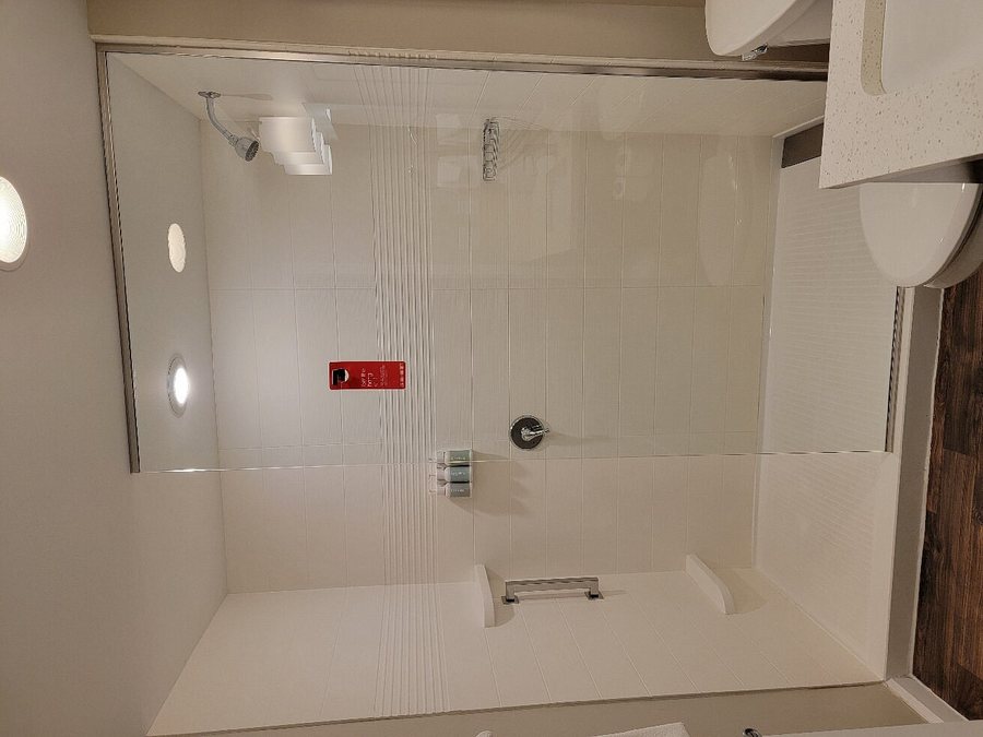 TownePlace Suites Louisville Airport — Bathroom