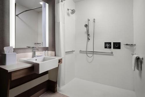 TownePlace Suites New Orleans Downtown Canal Street — Bathroom