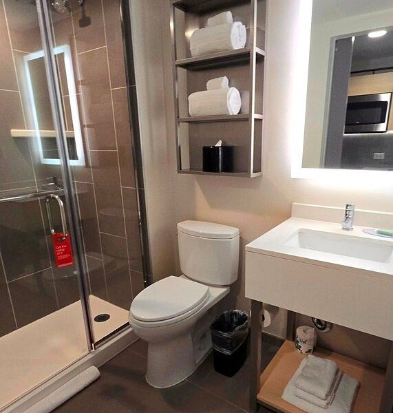 TownePlace Suites New York Manhattan Times Square — Bathroom