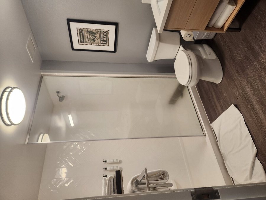 TownePlace Suites Rochester Mayo Clinic Area — Bathroom
