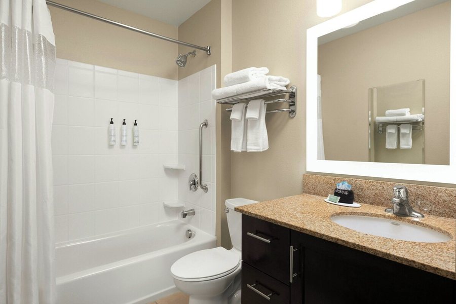TownePlace Suites San Diego Carlsbad Vista — Bathroom
