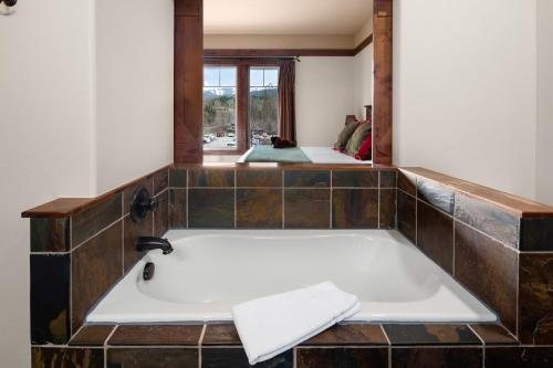 TownePlace Suites Whitefish Kalispell — Bathroom
