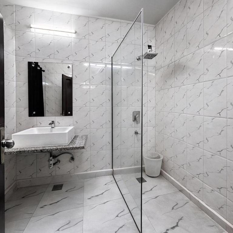 Townhouse Karol Bagh Formerly Hotel Unistar — Bathroom