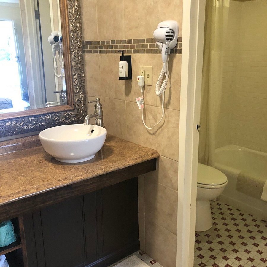 Townsend River Breeze Inn — Bathroom