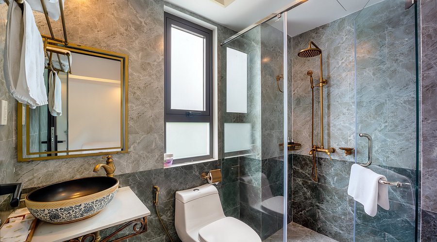 Tra Que Mansion — Bathroom