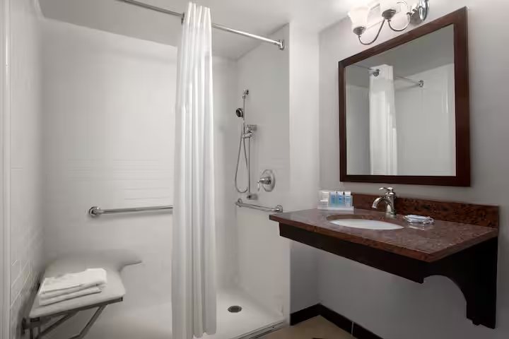 Trade Winds Bed and Breakfast — Bathroom