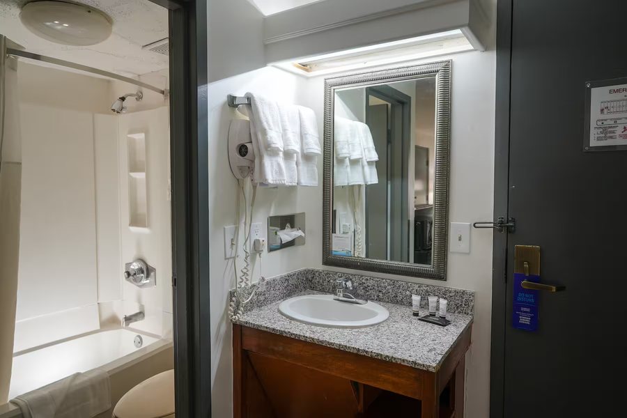 Trade Winds Central Inn — Bathroom