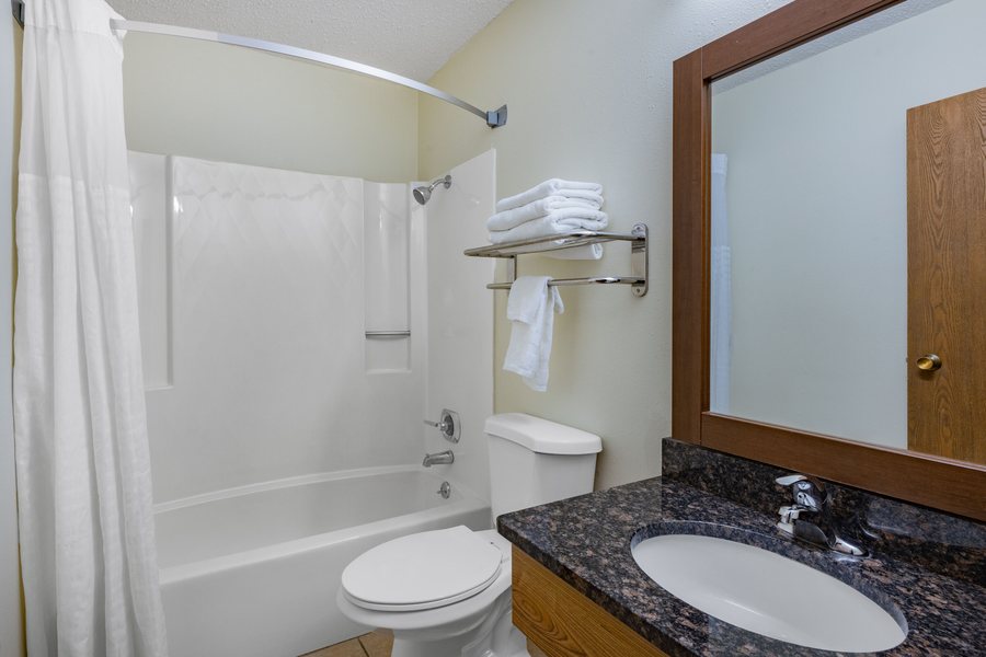 Trade Winds Motel — Bathroom