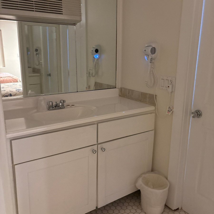 Trade Winds On The Bay Rockland Maine — Bathroom