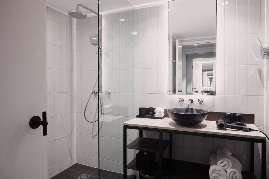 Trademark Hostel Sydney — Bathroom