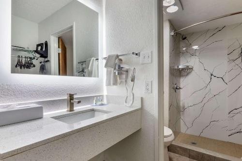 Trail Dust Inn Suites — Bathroom