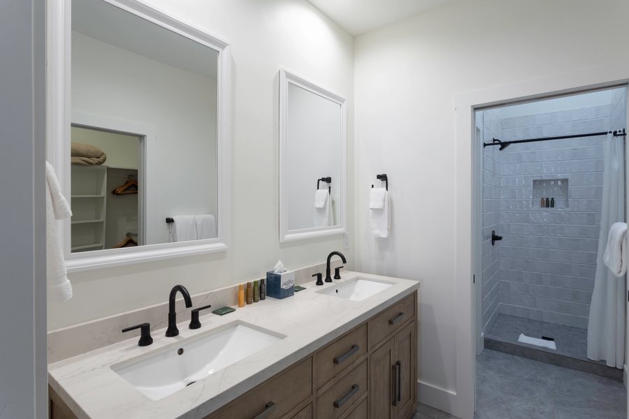 Trail s End Lodge — Bathroom