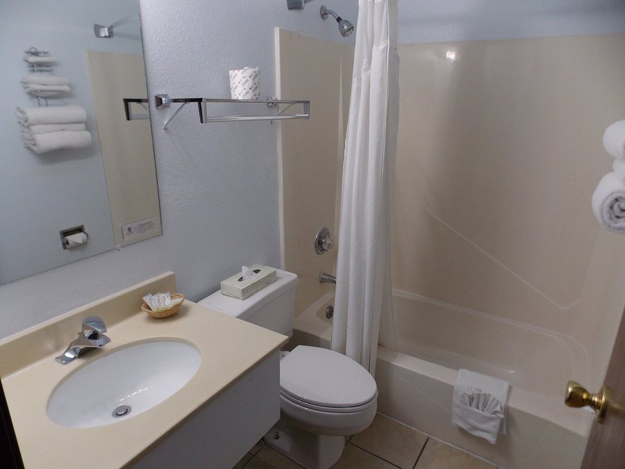 Trailhead Lodging — Bathroom