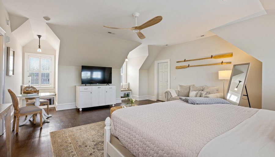 Tranquil House Inn — Guest room