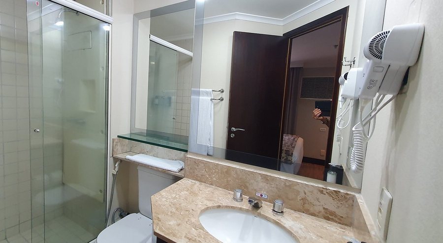 Transamerica Prime International Plaza — Bathroom