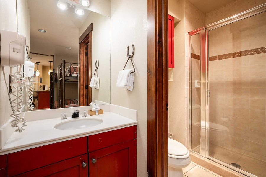Trappeur s Crossing Resort By Simply Steamboat — Bathroom