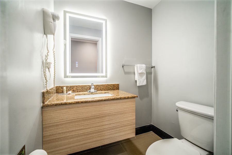 Travel Inn North Hills Los Angeles Los Angeles California — Bathroom