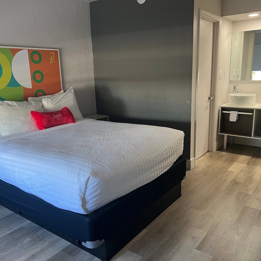 Travel Lodge by Wyndham 10 min from Disney — Guest room