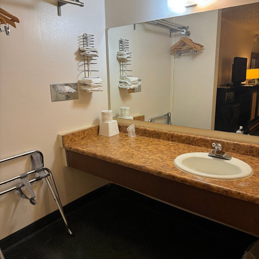 Traveler s Inn — Bathroom